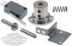 Микровключатель приводится в действие при помощи рычага